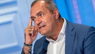 Non lo mollano neanche da morto. L'assurdo tweet di de Magistris su Berlusconi