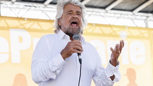 “Battaglioni in arrivo”. Beppe Grillo scherza ancora col fuoco, altra trovata | GUARDA