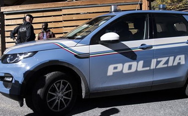 Auto falcia una famiglia intera. Tre morti in strada: padre, bimbo e nonna