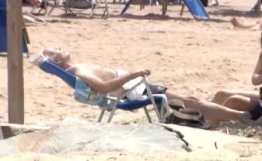 Bufera su Biden, come si fa riprendere: il video scatena i pro-Trump