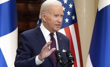Biden gela i giornalisti: Prigozhin? Stia attento a cosa mangia