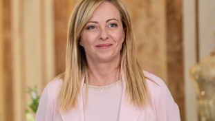 Meloni vuole fermare gli sbarchi: missione a Tunisi per l'intesa sui migranti