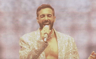 Mengoni emoziona i 60mila del Circo Massimo: il concerto da sogno | GUARDA