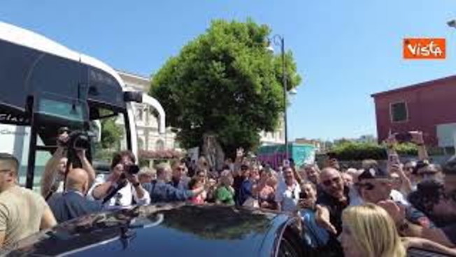 Meloni accolta alla stazione di Pompei dagli applausi, lei saluta con la mano i sostenitori