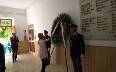 Meloni depone la corona sulla lapide per i caduti strage Via D'Amelio
