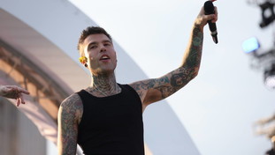 Fedez è costretto a denunciare un abusivo. Ma tutti lo criticano, social in rivolta