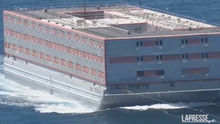 Una maxi-chiatta per fermare gli sbarchi dei migranti: giro di vite in Gran Bretagna