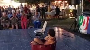 Pd alla deriva: la militante si spoglia sul palco. Lo show che imbarazza Schlein