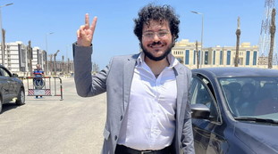 Voglio tornare in Italia. Patrick Zaki è libero. Appena rilasciato l'abbraccio alla madre