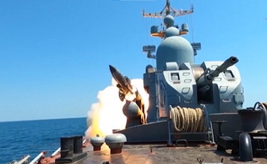 La Russia lancia missili da crociera nel Mar Nero, la svolta militare ! GUARDA