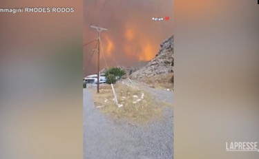 Maxi incendio a Rodi, evacuati migliaia di turisti