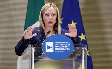 Sconfiggere l'immigrazione illegale. Meloni lancia il progetto per il Mediterraneo