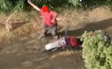 Piromane beccato dal drone prova a buttarlo giù con un sasso