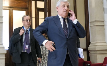 Non si deve fissare per legge. Salario minimo, il piano di Tajani