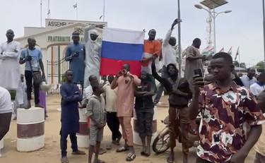 Viva Putin. Niger, assalto all'ambasciata francese. La reazione di Macron