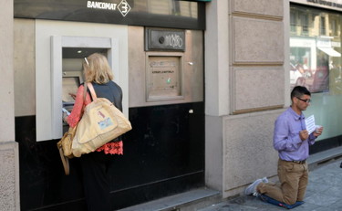 Attenzione alla truffa: così clonano la carta al Bancomat