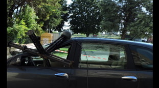 Il crocifisso crolla e finisce proprio su quella auto: la storia assurda