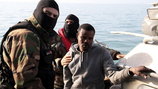 Il vero blocco navale per i migranti? Quello dei pirati: scatta l'allarme in Procura