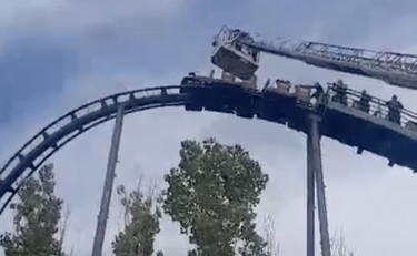 Sospesi nel vuoto sulle montagne russe, soccorsi da brividi