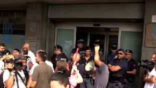 Reddito, minacce e insulti. Corteo choc a Napoli: Meloni a testa in giù