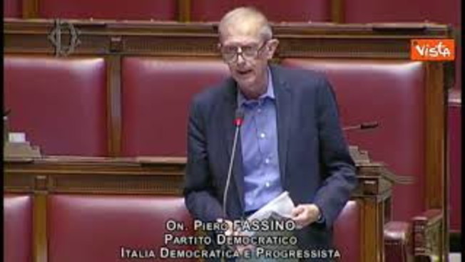 Fassino mostra in Aula cedolino: “4718 euro al mese non è stipendio d'oro”