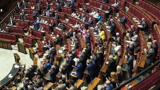 Caos sul nuovo dress code alla Camera: cosa succede su cravatta e scarpe da tennis