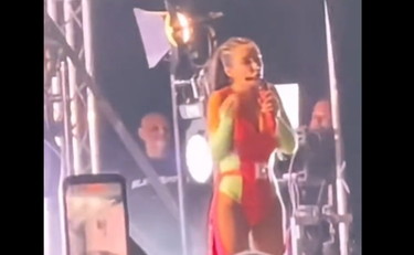 Potevi farmi male: Elettra Lamborghini ferma il concerto | GUARDA