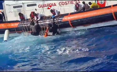 Il salvataggio dei migranti al largo di Lampedusa, le immagini
