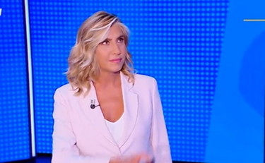 Il nuovo spot di Pomeriggio 5 è già un caso: il gesto copiato | GUARDA