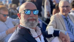 “Mi scuso, ma serve la verità completa”. Dopo la bufera torna a parlare De Angelis