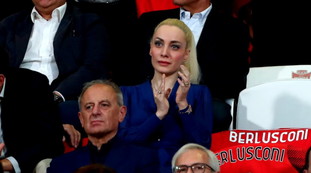 Fascina omaggia il Cav: quale accessorio spunta sul suo braccio