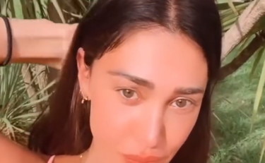 Belen scatenata. Cervi e colpetti in testa: così provoca De Martino | GUARDA