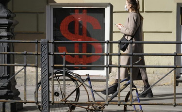 Rublo in picchiata, mai così debole su euro e dollaro. Che succede a Mosca