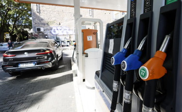 Continua la corsa della benzina, quanto costa il self service in autostrada