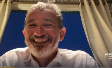 In collegamento da..... Telese, la battuta a Senaldi. Risate in studio