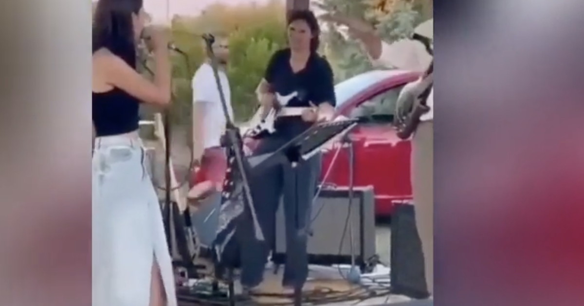 Elly Schlein suona la chitarra alla Festa dell'Unità. "Ha straziato Zombie", che stecche Il Tempo