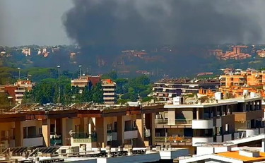 Nube di fumo nera a Roma sud, i residenti lanciano l'allarme
