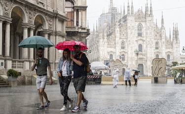Il ciclone arriva a Milano: tetti scoperchiati e allerta fiumi