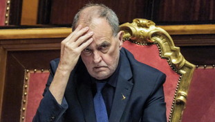 “Pronti a ucciderti”. La minaccia mafiosa che non intimorisce Calderoli | FOTO