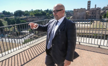 La piazza del Pantheon va lavata ogni giorno. Degrado Roma, l'appello di Sangiuliano