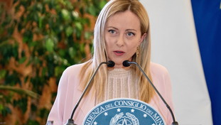 “No a zone franche”. Meloni raccoglie l'appello di don Patriciello e andrà a Caivano