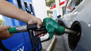 La stangata sui prezzi della benzina è inarrestabile: il nuovo massimo