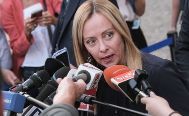 Farà proposte concrete. Don Patriciello e la visita di Meloni. Opposizioni contro Giambruno