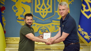 Svolta di Zelensky: dai carri armati ai cannoni ora le armi se le fa in casa