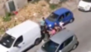 Scippa anziana e viene pestato dalla folla. Attimi di panico