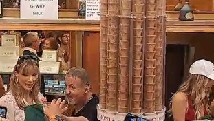 Stallone si trasforma in gelataio a Roma: l'incursione inaspettata da Giolitti | VIDEO