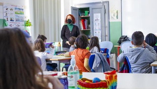 Covid, virologi in pressing: mascherine a scuola e sui mezzi pubblici
