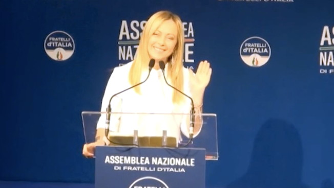 Meloni manda in tilt la sinistra: la gag clamorosa sul saluto romano