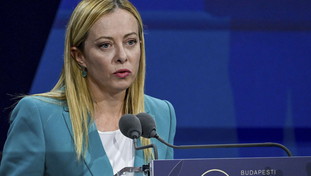 Festa finita per i clandestini. L'avvertimento di Meloni, che striglia l'Ue