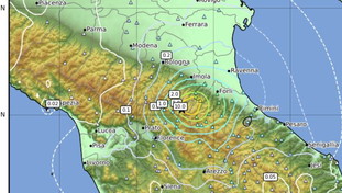 Terremoto da paura in Toscana: trema tutto nella notte, gente in strada